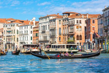 Venice, İtalya - 18 Haziran 2014: Gondol Venedik, bir güzel yaz günü İtalya 18 Haziran Canal Grande üzerinde