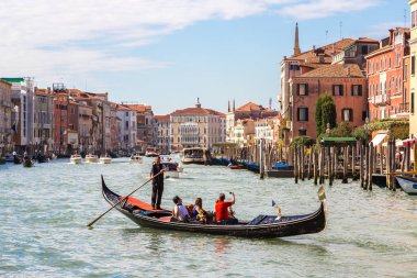 Venice, İtalya - 18 Haziran 2014: Gondol Venedik, bir güzel yaz günü İtalya 18 Haziran Canal Grande üzerinde