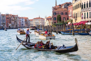 Venice, İtalya - 18 Haziran 2014: Gondol Venedik, bir güzel yaz günü İtalya 18 Haziran Canal Grande üzerinde