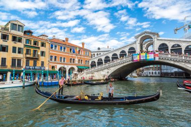 Venice, İtalya - 18 Haziran 2014: Gondol Venedik Rialto Köprüsü bir güzel yaz günü İtalya Haziran 18'de