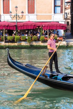 Venice, İtalya - 18 Haziran 2014: Gondol Venedik, bir güzel yaz günü İtalya 18 Haziran Canal Grande üzerinde
