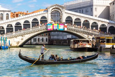 Venice, İtalya - 18 Haziran 2014: Gondol Venedik Rialto Köprüsü bir güzel yaz günü İtalya Haziran 18'de