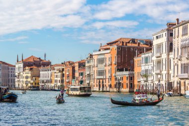 Venice, İtalya - 18 Haziran 2014: Gondol Venedik, bir güzel yaz günü İtalya 18 Haziran Canal Grande üzerinde