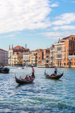 Venice, İtalya - 18 Haziran 2014: Gondol Venedik, bir güzel yaz günü İtalya 18 Haziran Canal Grande üzerinde