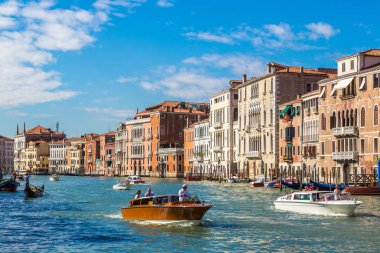 Venice, İtalya - 18 Haziran 2014: Gondol Venedik Rialto Köprüsü bir güzel yaz günü İtalya Haziran 18'de