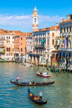 Venice, İtalya - 18 Haziran 2014: Gondol Venedik, bir güzel yaz günü İtalya 18 Haziran Canal Grande üzerinde