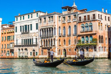 Venice, İtalya - 18 Haziran 2014: Gondol Venedik, bir güzel yaz günü İtalya 18 Haziran Canal Grande üzerinde