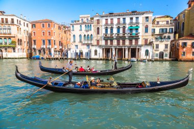 Venice, İtalya - 18 Haziran 2014: Gondol Venedik, bir güzel yaz günü İtalya 18 Haziran Canal Grande üzerinde
