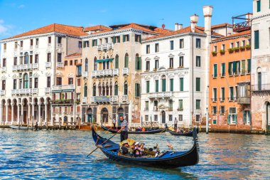 Venice, İtalya - 18 Haziran 2014: Gondol Venedik, bir güzel yaz günü İtalya 18 Haziran Canal Grande üzerinde