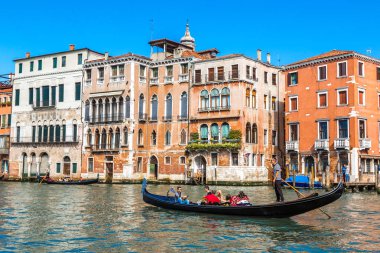 Venice, İtalya - 18 Haziran 2014: Gondol Venedik, bir güzel yaz günü İtalya 18 Haziran Canal Grande üzerinde