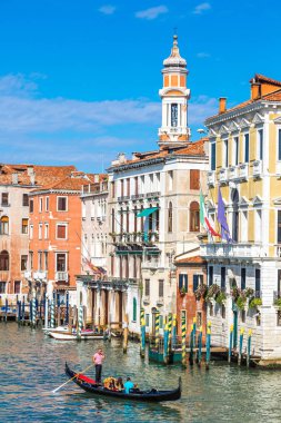 Venice, İtalya - 18 Haziran 2014: Gondol Venedik, bir güzel yaz günü İtalya 18 Haziran Canal Grande üzerinde