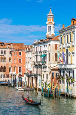 Venice, İtalya - 18 Haziran 2014: Gondol Venedik, bir güzel yaz günü İtalya 18 Haziran Canal Grande üzerinde