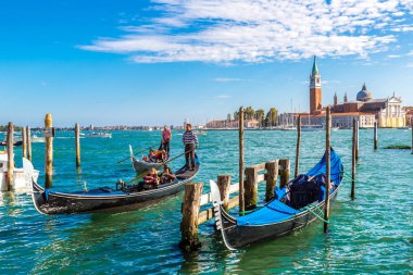 Venice, İtalya - 18 Haziran 2014: Gondol Venedik, bir güzel yaz günü İtalya 18 Haziran Canal Grande üzerinde