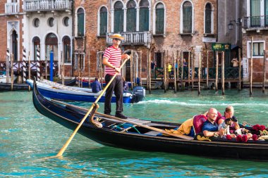 Venice, İtalya - 18 Haziran 2014: Gondol Venedik, bir güzel yaz günü İtalya 18 Haziran Canal Grande üzerinde