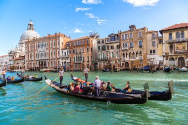 Venice, İtalya - 18 Haziran 2014: Gondol Venedik, bir güzel yaz günü İtalya 18 Haziran Canal Grande üzerinde