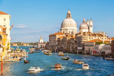 Venice, İtalya - 18 Haziran 2014: Basilica Santa Maria della Salute ve Grand Canal bir güzel yaz günü Venedik İtalya Haziran 18