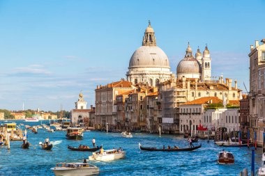 Venice, İtalya - 18 Haziran 2014: Basilica Santa Maria della Salute ve Grand Canal bir güzel yaz günü Venedik İtalya Haziran 18