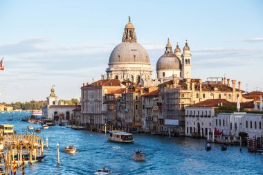 Venice, İtalya - 18 Haziran 2014: Basilica Santa Maria della Salute ve Grand Canal bir güzel yaz günü Venedik İtalya Haziran 18