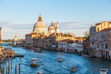 Venice, İtalya - 18 Haziran 2014: Basilica Santa Maria della Salute ve Grand Canal bir güzel yaz günü Venedik İtalya Haziran 18