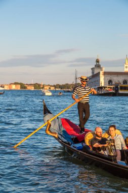 Venice, İtalya - 18 Haziran 2014: Gondol Venedik, bir güzel yaz günü İtalya 18 Haziran Canal Grande üzerinde