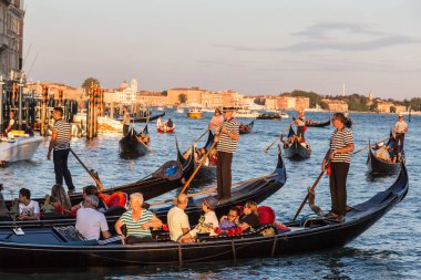Venice, İtalya - 18 Haziran 2014: Gondol Venedik, bir güzel yaz günü İtalya 18 Haziran Canal Grande üzerinde