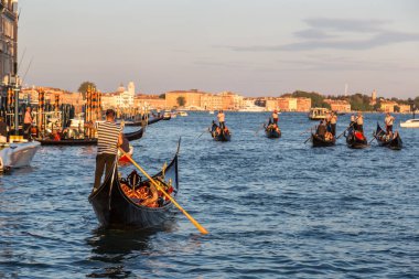 Venice, İtalya - 18 Haziran 2014: Gondol Venedik, bir güzel yaz günü İtalya 18 Haziran Canal Grande üzerinde