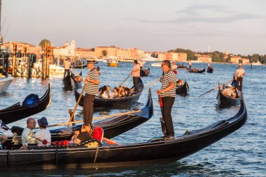 Venice, İtalya - 18 Haziran 2014: Gondol Venedik, bir güzel yaz günü İtalya 18 Haziran Canal Grande üzerinde