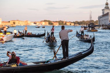 Venice, İtalya - 18 Haziran 2014: Gondol Venedik, bir güzel yaz günü İtalya 18 Haziran Canal Grande üzerinde
