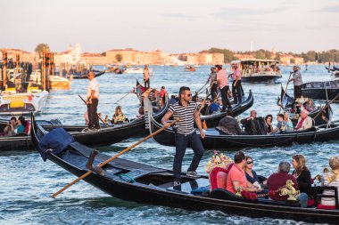 Venice, İtalya - 18 Haziran 2014: Gondol Venedik, bir güzel yaz günü İtalya 18 Haziran Canal Grande üzerinde