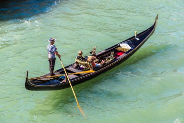 Venice, İtalya - 18 Haziran 2014: Gondol Venedik, bir güzel yaz günü İtalya 18 Haziran Canal Grande üzerinde