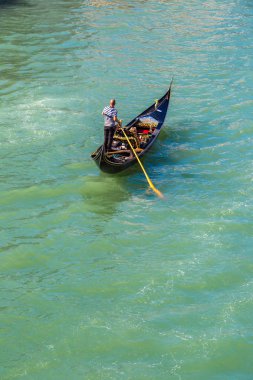 Venice, İtalya - 18 Haziran 2014: Gondol Venedik, bir güzel yaz günü İtalya 18 Haziran Canal Grande üzerinde