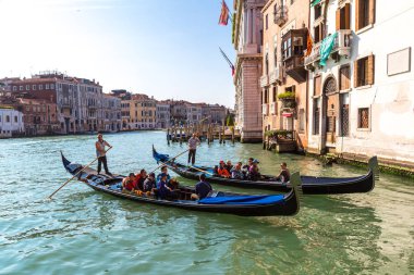 Venice, İtalya - 18 Haziran 2014: Gondol Venedik, bir güzel yaz günü İtalya 18 Haziran Canal Grande üzerinde
