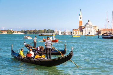 Venice, İtalya - 18 Haziran 2014: Gondol Venedik, bir güzel yaz günü İtalya 18 Haziran Canal Grande üzerinde