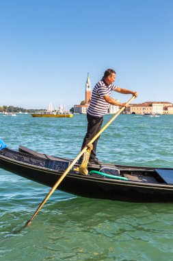 Venice, İtalya - 18 Haziran 2014: Gondol Venedik, bir güzel yaz günü İtalya 18 Haziran Canal Grande üzerinde
