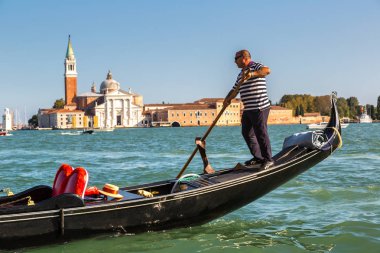 Venice, İtalya - 18 Haziran 2014: Gondol Venedik, bir güzel yaz günü İtalya 18 Haziran Canal Grande üzerinde