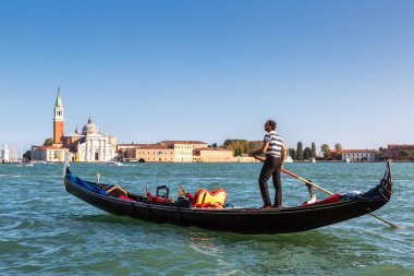 Venice, İtalya - 18 Haziran 2014: Gondol Venedik, bir güzel yaz günü İtalya 18 Haziran Canal Grande üzerinde