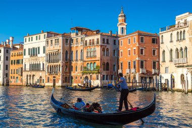 Venice, İtalya - 18 Haziran 2014: Gondol Venedik, bir güzel yaz günü İtalya 18 Haziran Canal Grande üzerinde