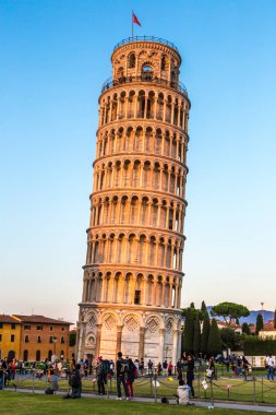 Pisa, İtalya, 11 Temmuz 2014: Leaning tower bir yaz akşamları Pisa, İtalya