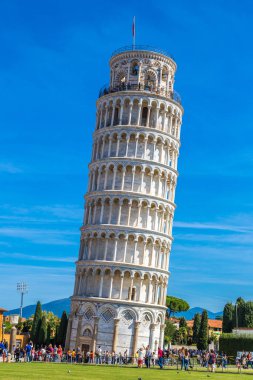 Pisa, İtalya, 12 Temmuz 2014: Leaning tower bir yaz günü, Pisa, İtalya Temmuz 12