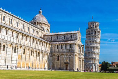 Pisa, İtalya, 12 Temmuz 2014: Leaning tower ve bir yaz günü Pisa Katedrali Pisa, İtalya Temmuz 12