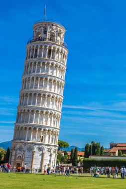 Pisa, İtalya, 12 Temmuz 2014: Leaning tower bir yaz günü, Pisa, İtalya Temmuz 12