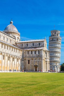 Pisa, İtalya, 12 Temmuz 2014: Leaning tower ve bir yaz günü Pisa Katedrali Pisa, İtalya Temmuz 12