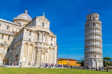 Pisa, İtalya, 12 Temmuz 2014: Leaning tower ve bir yaz günü Pisa Katedrali Pisa, İtalya Temmuz 12