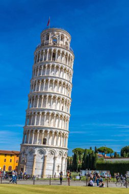 Pisa, İtalya, 12 Temmuz 2014: Leaning tower bir yaz günü, Pisa, İtalya Temmuz 12
