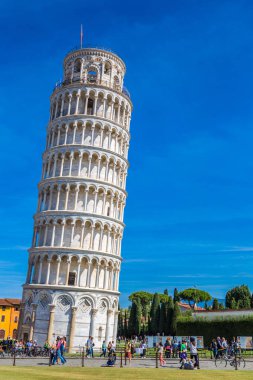 Pisa, İtalya, 12 Temmuz 2014: Leaning tower bir yaz günü, Pisa, İtalya Temmuz 12
