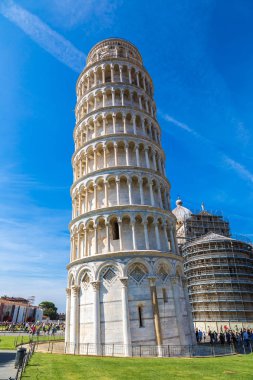 Pisa, İtalya, 12 Temmuz 2014: Leaning tower bir yaz günü, Pisa, İtalya Temmuz 12