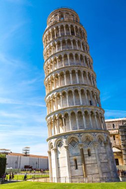 Pisa, İtalya, 12 Temmuz 2014: Leaning tower bir yaz günü, Pisa, İtalya Temmuz 12