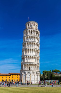 Pisa, İtalya, 12 Temmuz 2014: Leaning tower bir yaz günü, Pisa, İtalya Temmuz 12