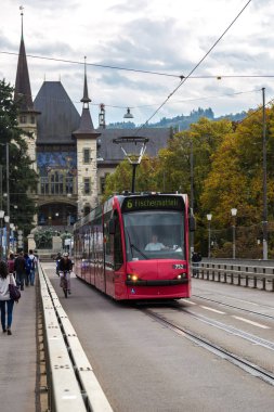 Bern, İsviçre - 11 Ağustos 2014: Bern, 11 Ağustos 2014 bir yaz gününde Modern tramvay