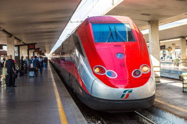 Florence, İtalya - 22 Temmuz 2014: bir Floransa'da Modern tren tren istasyonu Santa Maria Novella İtalya 22 Temmuz